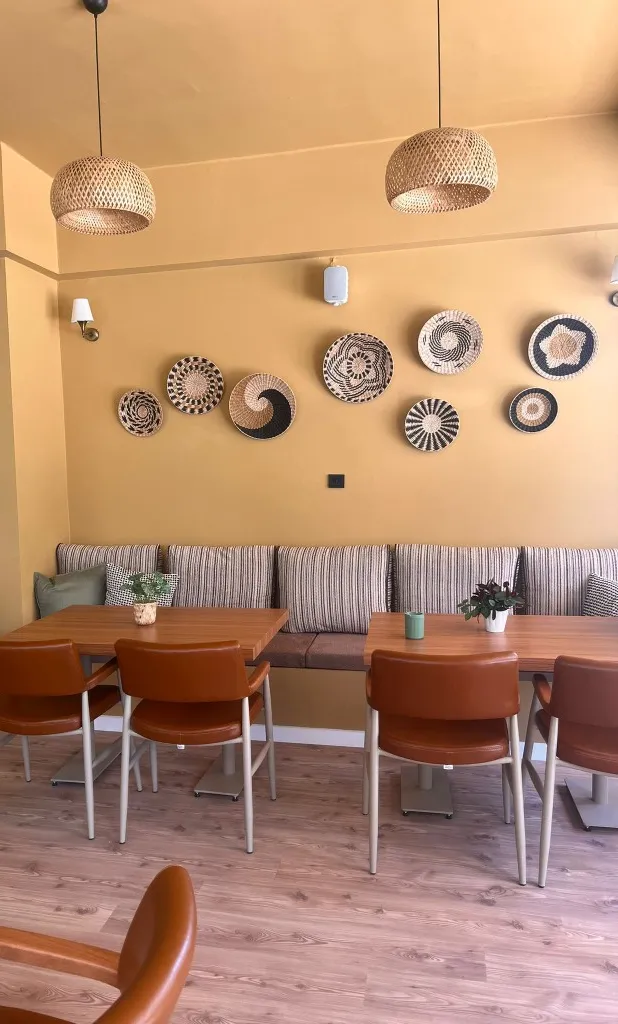 The warm, modern interior of Mante’ restaurant